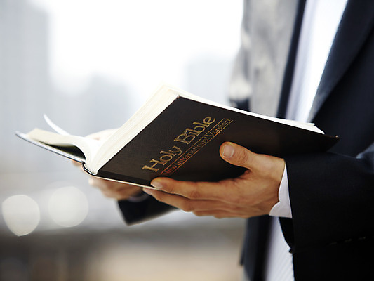 포토 JPG 주간 표지 기독교 종교 백그라운드 종교용품 기독교용품 들기 사람 야외 옆모습 신체부위 책 교회 성경 펼침 오브젝트 몸통 국내포토 자연요소 뷰포인트 종교건축 모션 건물 파일형식