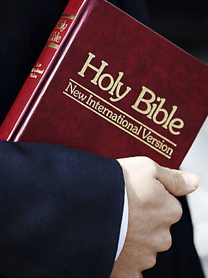 포토 JPG 표지 기독교 종교 백그라운드 종교용품 기독교용품 들기 사람 신체부위 책 교회 성경 오브젝트 몸통 국내포토 종교건축 모션 건물 파일형식