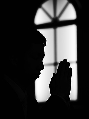 포토 JPG 남자 실루엣 기독교 종교 백그라운드 종교용품 창문 기독교용품 실내 한명 사람 20대 성인 옆모습 교회 기도 오브젝트 예배 남자만 남자한명만 성인남자만 청년만 청년남자만 청년남자한명만 성인한명만 성인남자한명만 성인만 국내포토 1 뷰포인트 종교건축 촬영기법 청년 내부 건물 파일형식