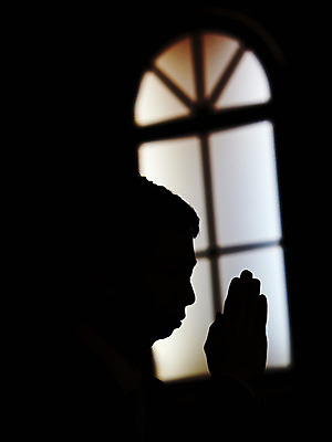 포토 JPG 남자 실루엣 기독교 종교 백그라운드 종교용품 창문 기독교용품 실내 한명 사람 20대 성인 옆모습 교회 기도 오브젝트 예배 남자만 남자한명만 성인남자만 청년만 청년남자만 청년남자한명만 성인한명만 성인남자한명만 성인만 국내포토 1 뷰포인트 종교건축 촬영기법 청년 내부 건물 파일형식