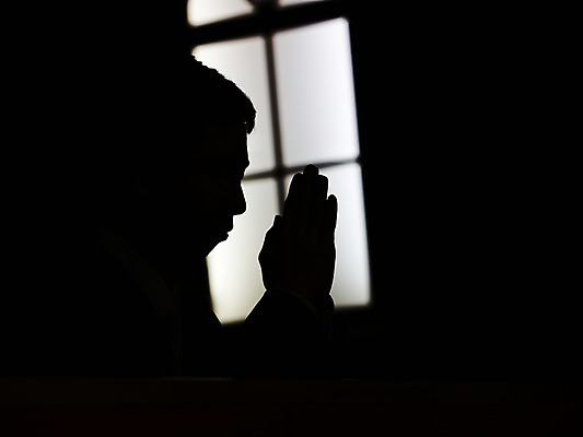 포토 JPG 남자 실루엣 기독교 종교 백그라운드 종교용품 창문 기독교용품 실내 한명 사람 20대 성인 옆모습 교회 기도 오브젝트 예배 남자만 남자한명만 성인남자만 청년만 청년남자만 청년남자한명만 성인한명만 성인남자한명만 성인만 국내포토 1 뷰포인트 종교건축 촬영기법 청년 내부 건물 파일형식