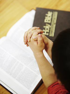 포토 JPG 손 표지 기독교 종교 백그라운드 종교용품 기독교용품 실내 사람 신체부위 책 교회 성경 펼침 기도 오브젝트 국내포토 종교건축 모션 내부 건물 파일형식