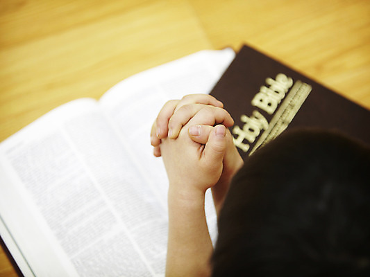 포토 JPG 손 표지 기독교 종교 백그라운드 종교용품 기독교용품 실내 사람 신체부위 책 교회 성경 펼침 기도 오브젝트 국내포토 종교건축 모션 내부 건물 파일형식