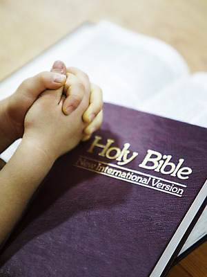 포토 JPG 손 표지 기독교 종교 백그라운드 종교용품 기독교용품 실내 사람 신체부위 책 교회 성경 펼침 기도 오브젝트 국내포토 종교건축 모션 내부 건물 파일형식