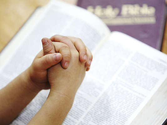 포토 JPG 손 표지 기독교 종교 백그라운드 종교용품 기독교용품 실내 사람 신체부위 책 교회 성경 펼침 기도 오브젝트 국내포토 종교건축 모션 내부 건물 파일형식