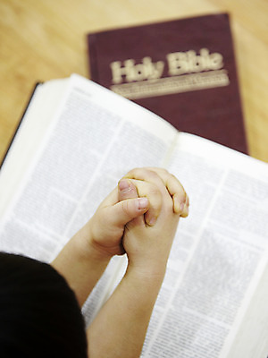 포토 JPG 손 표지 기독교 종교 백그라운드 종교용품 기독교용품 실내 사람 신체부위 책 교회 성경 펼침 기도 오브젝트 국내포토 종교건축 모션 내부 건물 파일형식