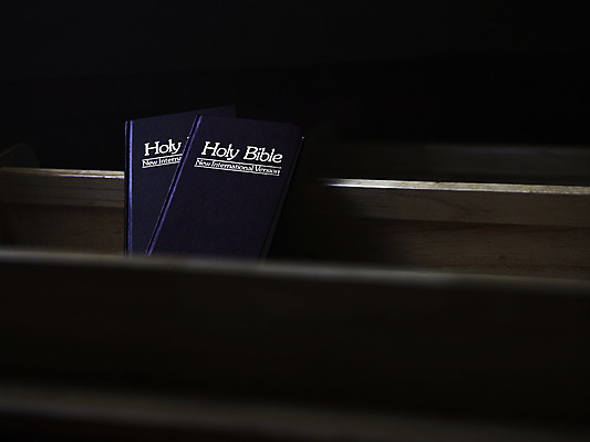 포토 JPG 표지 기독교 종교 백그라운드 의자 종교용품 기독교용품 실내 사람없음 책 교회 성경 오브젝트 장의자 국내포토 가구 종교건축 내부 건물 파일형식