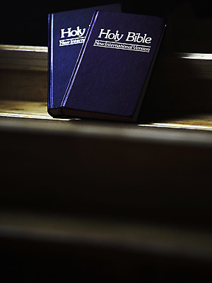 포토 JPG 표지 기독교 종교 백그라운드 의자 종교용품 기독교용품 실내 사람없음 책 교회 성경 펼침 오브젝트 장의자 국내포토 가구 종교건축 모션 내부 건물 파일형식