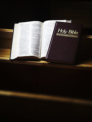 포토 JPG 표지 기독교 종교 백그라운드 의자 종교용품 기독교용품 실내 사람없음 책 교회 성경 펼침 오브젝트 장의자 국내포토 가구 종교건축 모션 내부 건물 파일형식