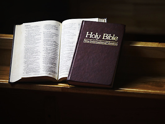 포토 JPG 표지 기독교 종교 백그라운드 의자 종교용품 기독교용품 실내 사람없음 책 교회 성경 펼침 오브젝트 장의자 국내포토 가구 종교건축 모션 내부 건물 파일형식