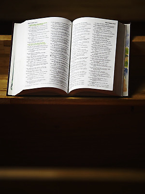 포토 JPG 기독교 종교 백그라운드 의자 종교용품 기독교용품 실내 사람없음 책 교회 성경 펼침 오브젝트 장의자 국내포토 가구 종교건축 모션 내부 건물 파일형식