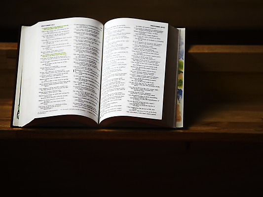 포토 JPG 기독교 종교 백그라운드 의자 종교용품 기독교용품 실내 사람없음 책 교회 성경 펼침 오브젝트 장의자 국내포토 가구 종교건축 모션 내부 건물 파일형식