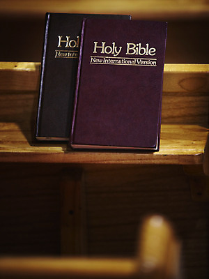 포토 JPG 표지 기독교 종교 백그라운드 의자 종교용품 기독교용품 실내 사람없음 책 교회 성경 오브젝트 장의자 국내포토 가구 종교건축 내부 건물 파일형식