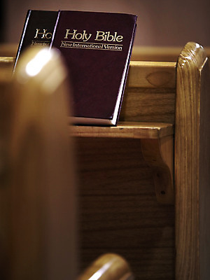 포토 JPG 표지 기독교 종교 백그라운드 의자 종교용품 기독교용품 실내 사람없음 책 교회 성경 오브젝트 장의자 국내포토 가구 종교건축 내부 건물 파일형식