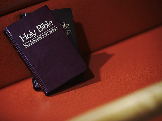 포토 JPG 표지 기독교 종교 백그라운드 의자 종교용품 기독교용품 실내 사람없음 책 교회 성경 오브젝트 장의자 국내포토 가구 종교건축 내부 건물 파일형식