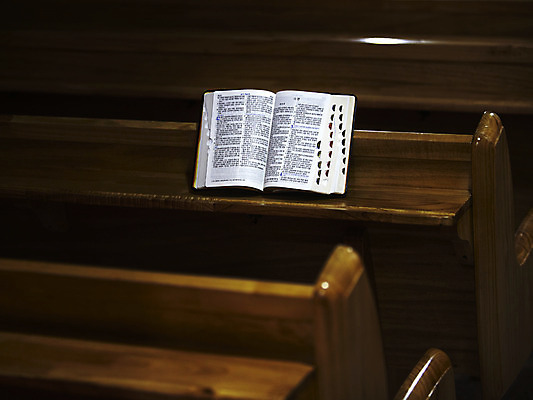 포토 JPG 기독교 종교 백그라운드 의자 종교용품 기독교용품 실내 사람없음 책 교회 성경 펼침 오브젝트 장의자 국내포토 가구 종교건축 모션 내부 건물 파일형식