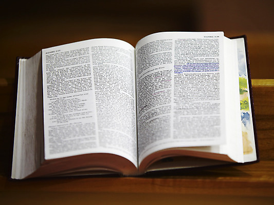 포토 JPG 기독교 종교 백그라운드 종교용품 기독교용품 실내 사람없음 책 교회 성경 펼침 오브젝트 국내포토 종교건축 모션 내부 건물 파일형식