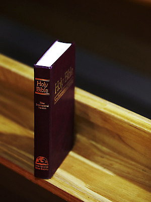 포토 JPG 표지 기독교 종교 백그라운드 의자 종교용품 기독교용품 실내 사람없음 책 교회 성경 오브젝트 장의자 국내포토 가구 종교건축 내부 건물 파일형식