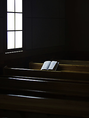 포토 JPG 기독교 종교 백그라운드 의자 종교용품 창문 기독교용품 실내 사람없음 책 교회 성경 펼침 오브젝트 장의자 국내포토 가구 종교건축 모션 내부 건물 파일형식