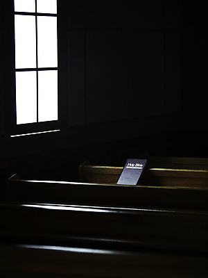 포토 JPG 표지 기독교 종교 백그라운드 의자 종교용품 창문 기독교용품 실내 사람없음 책 교회 성경 오브젝트 장의자 국내포토 가구 종교건축 내부 건물 파일형식