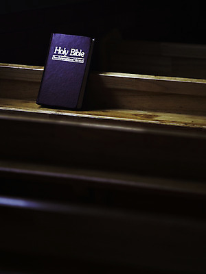 포토 JPG 표지 기독교 종교 백그라운드 의자 종교용품 기독교용품 실내 사람없음 책 교회 성경 오브젝트 장의자 국내포토 가구 종교건축 내부 건물 파일형식