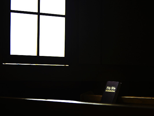 포토 JPG 표지 기독교 종교 백그라운드 의자 종교용품 창문 기독교용품 실내 사람없음 책 교회 성경 오브젝트 장의자 국내포토 가구 종교건축 내부 건물 파일형식