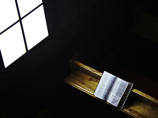 포토 JPG 기독교 종교 백그라운드 의자 종교용품 창문 기독교용품 실내 사람없음 책 하이앵글 교회 성경 펼침 오브젝트 장의자 국내포토 뷰포인트 가구 종교건축 모션 내부 건물 파일형식