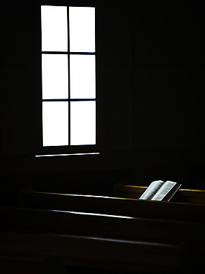 포토 JPG 기독교 종교 백그라운드 의자 종교용품 창문 기독교용품 실내 사람없음 책 교회 성경 펼침 오브젝트 장의자 국내포토 가구 종교건축 모션 내부 건물 파일형식