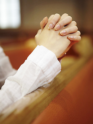 포토 JPG 손 기독교 종교 백그라운드 의자 종교용품 기독교용품 실내 사람 신체부위 교회 기도 오브젝트 예배 장의자 국내포토 가구 종교건축 내부 건물 파일형식