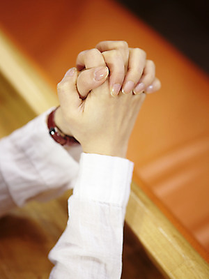 포토 JPG 손 기독교 종교 백그라운드 의자 종교용품 기독교용품 실내 사람 신체부위 교회 기도 오브젝트 예배 장의자 국내포토 가구 종교건축 내부 건물 파일형식