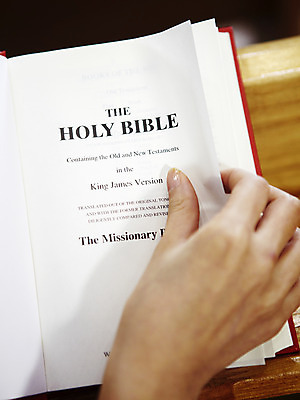 포토 JPG 손 기독교 종교 백그라운드 의자 종교용품 기독교용품 실내 사람 신체부위 책 교회 성경 펼침 오브젝트 페이지 장의자 국내포토 가구 종교건축 모션 내부 건물 파일형식