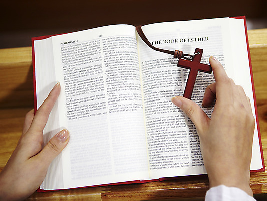 포토 JPG 손 기독교 종교 백그라운드 십자가 의자 목걸이 종교용품 기독교용품 실내 사람 신체부위 책 교회 성경 펼침 오브젝트 장의자 십자가목걸이 국내포토 가구 장신구 종교건축 모션 내부 건물 파일형식