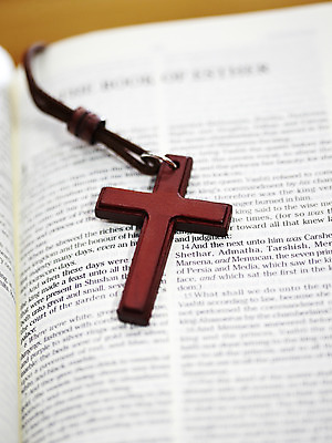 포토 JPG 기독교 종교 백그라운드 십자가 목걸이 종교용품 기독교용품 실내 사람없음 책 교회 성경 펼침 오브젝트 페이지 십자가목걸이 국내포토 장신구 종교건축 모션 내부 건물 파일형식