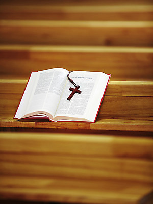 포토 JPG 기독교 종교 백그라운드 십자가 의자 목걸이 종교용품 기독교용품 실내 사람없음 책 교회 성경 펼침 오브젝트 장의자 십자가목걸이 국내포토 가구 장신구 종교건축 모션 내부 건물 파일형식