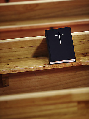 포토 JPG 표지 기독교 종교 백그라운드 십자가 의자 종교용품 기독교용품 실내 사람없음 책 교회 성경 오브젝트 장의자 국내포토 가구 종교건축 내부 건물 파일형식
