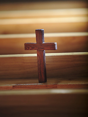 포토 JPG 기독교 종교 백그라운드 십자가 의자 종교용품 기독교용품 실내 사람없음 목재 교회 오브젝트 장의자 나무십자가 국내포토 나무 가구 재료 종교건축 내부 건물 파일형식