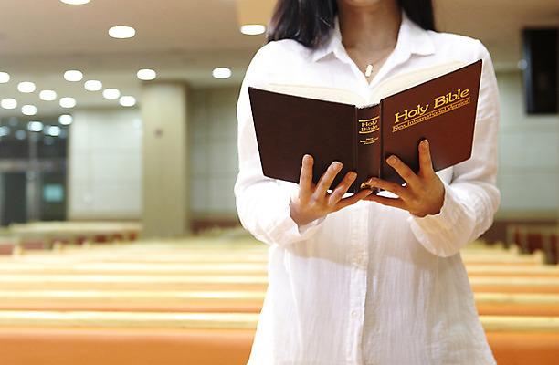 포토 JPG 손 기독교 종교 백그라운드 의자 종교용품 기독교용품 실내 사람 동양인 앞모습 신체부위 책 교회 성경 오브젝트 몸통 장의자 국내포토 뷰포인트 가구 종교건축 인종 내부 건물 파일형식