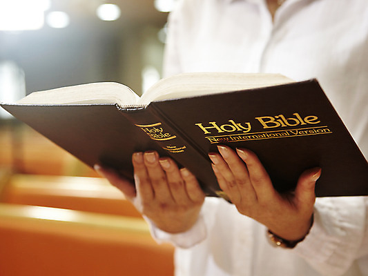 포토 JPG 손 기독교 종교 백그라운드 의자 종교용품 기독교용품 실내 사람 앞모습 신체부위 책 교회 성경 오브젝트 몸통 장의자 국내포토 뷰포인트 가구 종교건축 내부 건물 파일형식