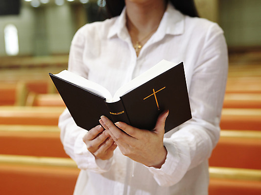 포토 JPG 기독교 종교 백그라운드 십자가 의자 종교용품 기독교용품 실내 사람 앞모습 신체부위 책 교회 성경 오브젝트 몸통 장의자 국내포토 뷰포인트 가구 종교건축 내부 건물 파일형식