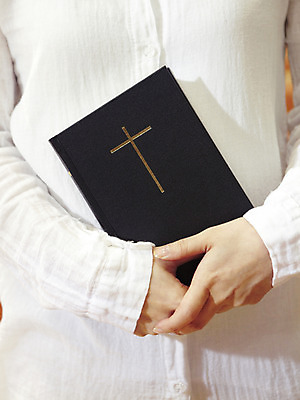 포토 JPG 손 기독교 종교 백그라운드 십자가 종교용품 기독교용품 실내 사람 앞모습 신체부위 책 교회 성경 오브젝트 몸통 국내포토 뷰포인트 종교건축 내부 건물 파일형식