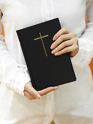 포토 JPG 손 기독교 종교 백그라운드 십자가 종교용품 기독교용품 실내 사람 앞모습 신체부위 책 교회 성경 오브젝트 몸통 국내포토 뷰포인트 종교건축 내부 건물 파일형식