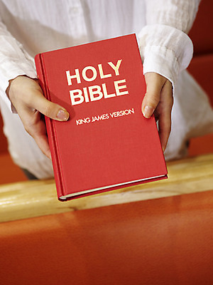 포토 JPG 손 기독교 종교 백그라운드 의자 종교용품 기독교용품 실내 사람 앞모습 신체부위 책 교회 성경 오브젝트 몸통 장의자 국내포토 뷰포인트 가구 종교건축 내부 건물 파일형식