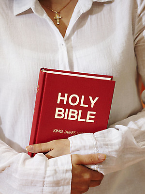 포토 JPG 기독교 종교 백그라운드 종교용품 기독교용품 실내 사람 앞모습 신체부위 책 교회 성경 오브젝트 몸통 국내포토 뷰포인트 종교건축 내부 건물 파일형식