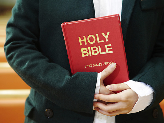 포토 JPG 손 기독교 종교 백그라운드 종교용품 기독교용품 실내 사람 앞모습 신체부위 책 교회 성경 오브젝트 몸통 국내포토 뷰포인트 종교건축 내부 건물 파일형식