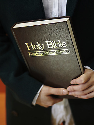 포토 JPG 손 기독교 종교 백그라운드 종교용품 기독교용품 실내 사람 앞모습 신체부위 책 교회 성경 오브젝트 몸통 국내포토 뷰포인트 종교건축 내부 건물 파일형식