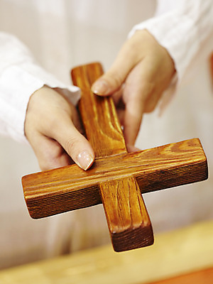 포토 JPG 손 기독교 종교 백그라운드 십자가 종교용품 기독교용품 실내 사람 목재 앞모습 신체부위 교회 오브젝트 나무십자가 국내포토 나무 뷰포인트 재료 종교건축 내부 건물 파일형식