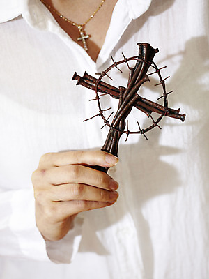 포토 JPG 손 기독교 종교 상징 백그라운드 십자가 종교용품 기독교용품 실내 사람 신체부위 교회 못 오브젝트 철근 몸통 가시면류관 국내포토 종교건축 내부 건물 공구 파일형식