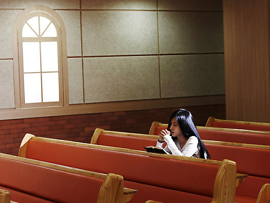 포토 JPG 여자 기독교 종교 백그라운드 의자 종교용품 기독교용품 실내 한명 사람 앉기 동양인 상반신 20대 성인 옆모습 책 교회 성경 한국인 기도 오브젝트 예배 장의자 여자만 여자한명만 성인여자만 청년만 청년여자만 성인한명만 청년여자한명만 성인여자한명만 성인만 국내포토 1 뷰포인트 가구 종교건축 모션 인종 청년 내부 건물 파일형식