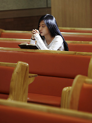 포토 JPG 여자 기독교 종교 백그라운드 의자 종교용품 기독교용품 실내 한명 사람 앉기 동양인 상반신 20대 성인 옆모습 책 교회 성경 한국인 기도 오브젝트 예배 장의자 여자만 여자한명만 성인여자만 청년만 청년여자만 성인한명만 청년여자한명만 성인여자한명만 성인만 국내포토 1 뷰포인트 가구 종교건축 모션 인종 청년 내부 건물 파일형식