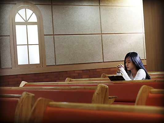 포토 JPG 여자 기독교 종교 백그라운드 의자 종교용품 기독교용품 실내 한명 사람 앉기 동양인 상반신 20대 성인 옆모습 책 교회 성경 한국인 기도 오브젝트 예배 장의자 여자만 여자한명만 성인여자만 청년만 청년여자만 성인한명만 청년여자한명만 성인여자한명만 성인만 국내포토 1 뷰포인트 가구 종교건축 모션 인종 청년 내부 건물 파일형식